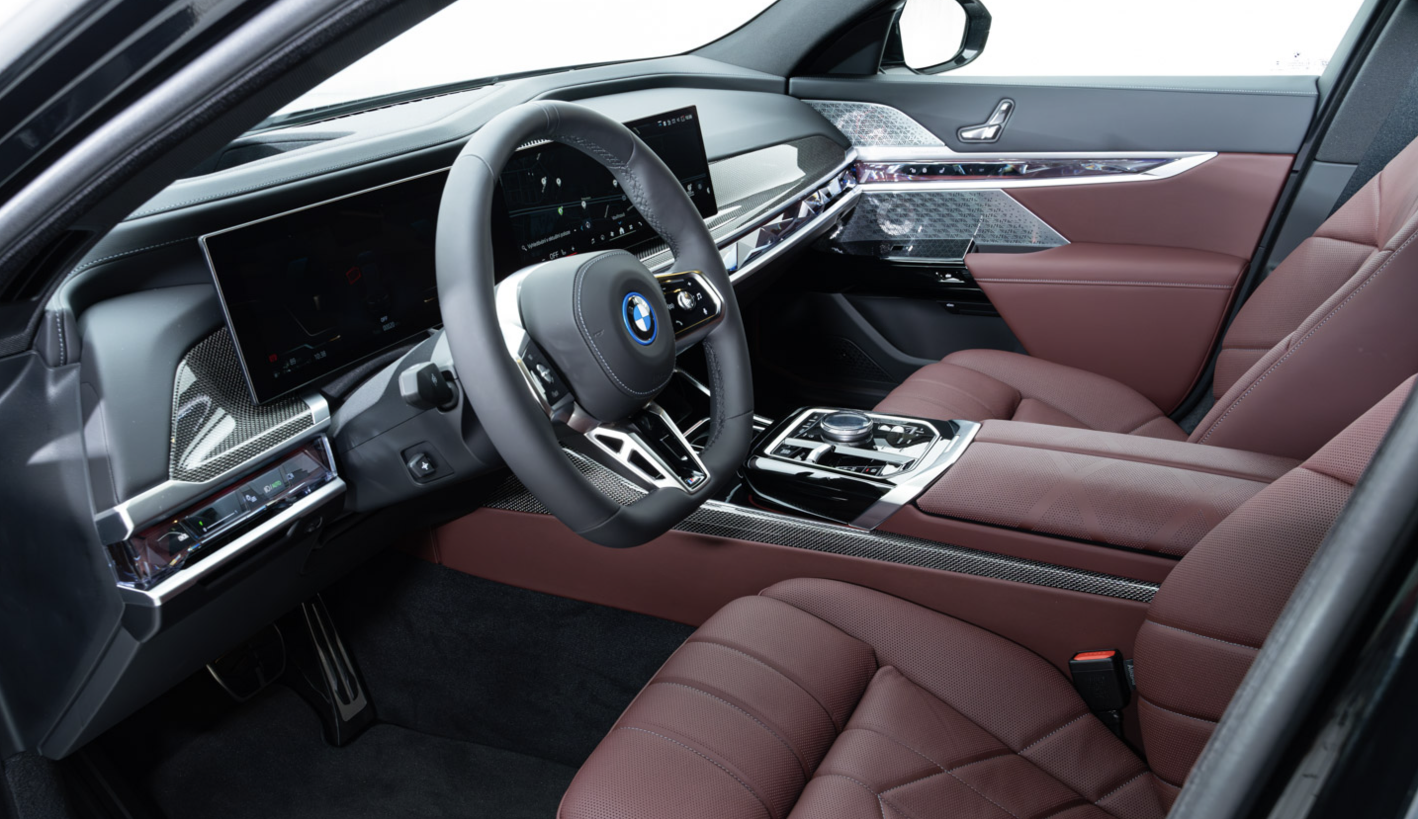 BMW 750e hybrid xDrive Msport | luxusní hybridní limuzína | nové české auto | skladem | černá Sapphire| hnědá kůže Amarone | maximální výbava | 3.0 benzín + elektro = výkon 489 koní | VIP sleva | nákup online | AUTOiBUY.com